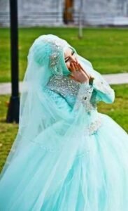 "Yumurta bile kıramayan kızla evleniçeksin . . . Düşünsene.."