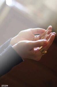 Tam ellerimi açıp dua edeceğim
sırada, fısıldadı vesvese