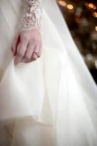 "Gülerek karşılayın,
gülle karşılayın eşlerinizi.
Çocukları sevin.”
– Cahit Zarifoğlu