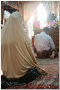 “Bize sokaklarda el ele tutuşup, Şeytanı güldüren gençlik değil..! Namaz da eşiyle arka arkaya saf tutup..”