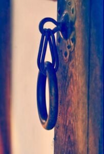 Yüz üstü bırakıldığım,
Yarı yolda kaldığım onca yaşanmışlıktan. .