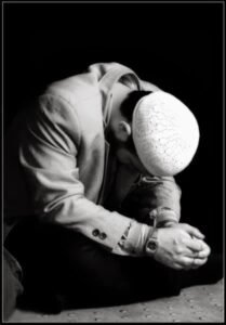 Yıkılsada yine umutlar,
Bismillâh der, kalkarız ayağa
– e v v e l a l l a h . .