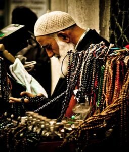 Kendimi ifade edemiyeşime, söyleyip de kimselere
duyuramadığım acıyan, kanayan, ağlayan her şeyime. .