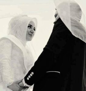 Adam eşine sorar:
"Benden daha yakışıklı bir erkek var
mı? "