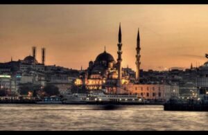 Tevbe kulun guslüydü.
İnsan iki büyük avuçtu Rabbine uzanan.
– Nuriye Çeleğen/İffet