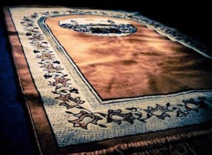 Ey Rabbim,  Hüzünlerimi secdemin billur sularında erit…