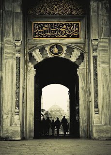 “Hep yanlışlar doğruyu götürürmüş.. Bizde tam tersi bayım. Bizde bir doğru bütün yanlışları götürür.. Tövbe gibi…”  -Osman Nuri Ünsal