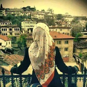 Hadi gel artık,
Gelirsen eğer,
Şekeri tebessüm olan
Gül kokulu çaylar demlerim sana