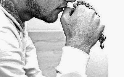 Nefsim bırakmıyor ki senin olayım..
Kalbim Bırakmıyor ki Elin olayım..
– Serdar Tuncer