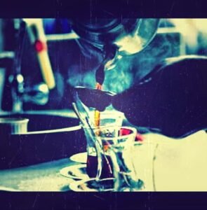 Gecenin karanlığından
Uyanıyorsan aydınlığa
Bismillah de
Bir çay koy ocağa..