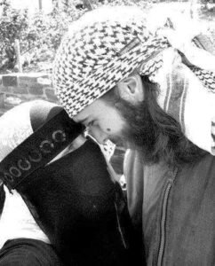 Gerçek arkadaş ahiretini düşünür:
Namazını merak eder,
Namaz kılmana sevinir. .