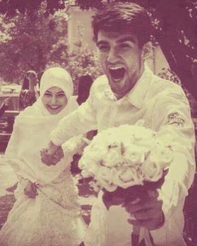 Bak beni kızdırma Yâr… Şimdi iki kişi
şahit ederim ALLAH'ın şahit olduğu
aşkıma. .