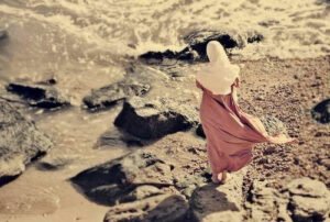 Konuşarak, kelimeleri incitme;
Kırılmış yanını, Allah ' a bırak . . .