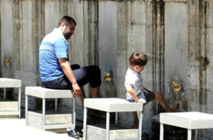 Aileler şunu iyi bilmeli ki ;
Çocuklar kulaktan değil gözden eğitilir..
Hekimoğlu İsmail