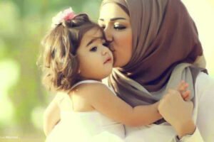 "Bir anne, kızına tesettürü şöyle anlatıyordu:
Kızım, Allah değerli olan her şeyi bir kılıf içine koymuş.."