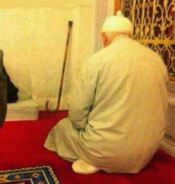 "Cami halısı kirlenmesin diye bastonu
ters koyan dedelerin torunudur;
çizmelerimi.."