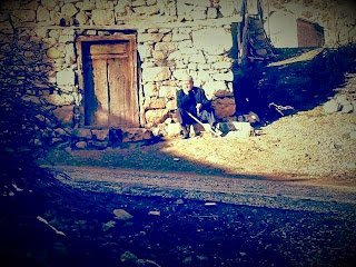 “Hiçbir şeye değil, Sadece ahiretine zararı dokunacak şeye üzül . . .”