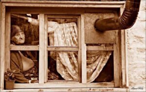 Genç heyecanla sordu ihtiyara:
"Kışın o eski evlerde nasıl ısınırdınız?"