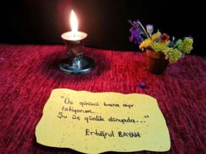 Üç gününü bana ayır istiyorum
Şu üç günlük dünyada…
– Ertuğrul Bayam