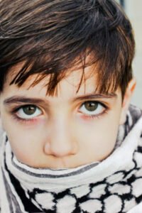 "Şimdi mutluluk nedir diye sorsalar,
Filistin'deki çocuğun sabah kalktığında,
Annesini sağ bulmasıdır, derim."