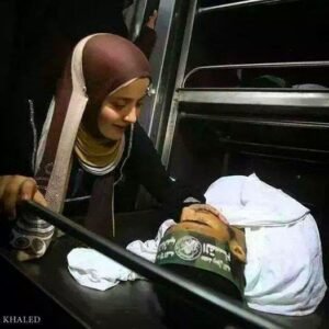 Elinin tersiyle kanları sildi
Ve son öpücüğünü kondurdu eşinin alnına. Sümeyye Yurtsever