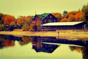 " Sonbahar hüzün kokar, serindir, sarıdır, turuncudur,
kahverengidir ama güzeldir.."