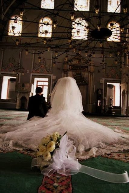 Çok şey istemiyorum Rabbim,
Sadece seccademin yaninda onun
seccadesi…