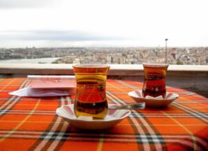 Sevmek bir çay gibi, sevilmekse şeker
gibidir.
Yılmaz Güney