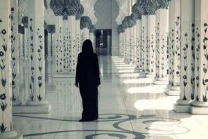 Utangaçlığından değil,
günahtır düşüncesiyle sevdiğinden
gözlerini kaçıştırında var. . .
Yunus Temurçin