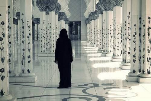 Utangaçlığından değil,
günahtır düşüncesiyle sevdiğinden
gözlerini kaçıştırında var