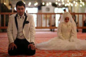 AŞK Seccadede Eşini Namaz kılarken
gördükten sonra ALLAH a kalpten
Şükretmektir.