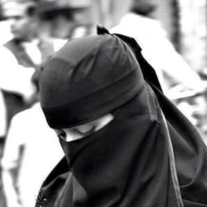 Hayatın güzel renklerini görmeye başladıysan Yüreğine birisinin gözleri değmiş