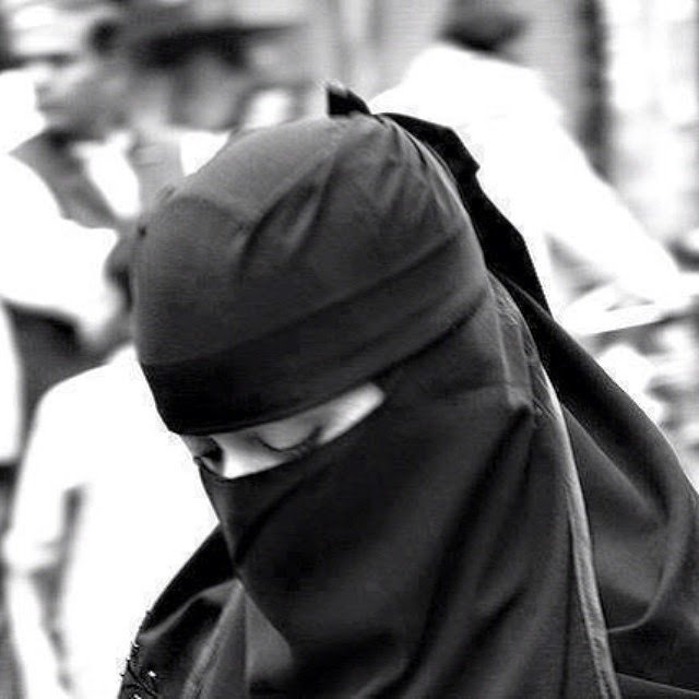 Hayatın güzel renklerini görmeye başladıysan Yüreğine birisinin gözleri değmiş