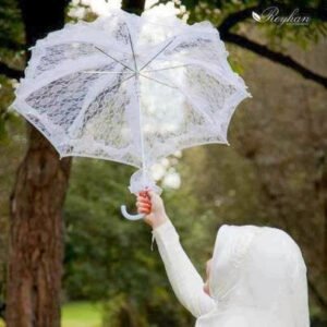 Ne yani ;
sevdiğimiz var diye illa el ele tutuşup. . Yunus Temurçin