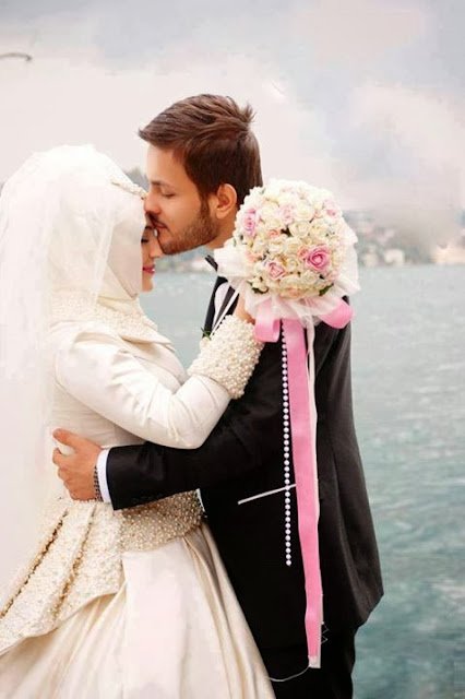 Ey yar…
Hakk'a giden yolda yalnız
yürünmezmiş bana :
Cennete kadar eş'lik edermisin..?