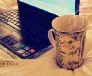 İnsanlar değerli olmayı unuttular,
önemli olmaya çalışıyorlar.