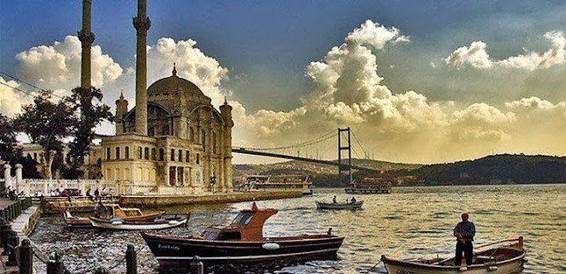 İnsanlar çaresizliği en çok kalbin
"Evet"
Aklın"Hayır" dediği yerde hisseder.