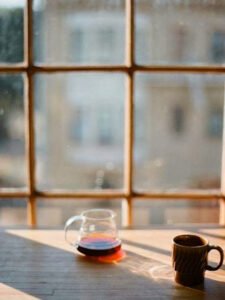 Dalıp giden insanlar olduk,
Çayın demine,
yağmurun sesine…
Uğur Koca