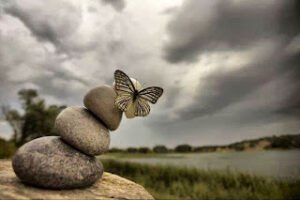 “Bir kez.. Yalanını yakaladığın kişinin, Bin kez, doğrusunu sorgularsın..”