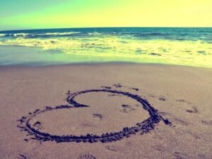 İnsanın en büyük hatası sevmek değil,
sevmeye layık olmayan birinden. .