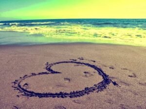 Seven vazgeçmez, kaybetmemek için uğraşır. Vazgeçiyorsa
bilin ki hiç sevmemiştir..!