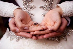 Öyle süslü sözlere
pahalı hediyelere ihtiyacim yok
Sen beni. . .