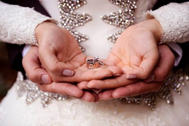 Öyle süslü sözlere
pahalı hediyelere ihtiyacim yok
Sen beni. . .