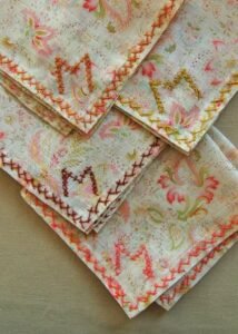 " Aşk
Sevdiğinin baş harfini mendile işleyen
İffetli kızların çeyiz sandıklarında. .”
Seyfettin Nazlım