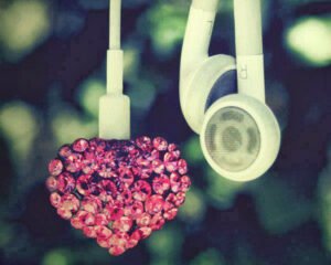 5 dakika sesini duyarsın, 23 saat 55
dakika mutlu olursun (: