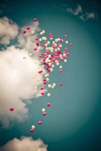 Gel, içimde fısıldayan dualara sessizce
‘âmin’ de.
Beyza Alioğlu