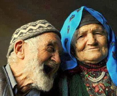 “ Evumuzun önünden dere akar denize,
Yaşlansayduk sevduğum, senin ile diz
dize. . ” (: