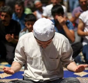 ALLAH'ım . . . .
Senin katında değeri olmayanın,
gönlümüzde yücelmesine izin
verme . . .