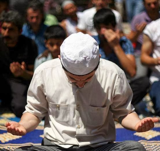 ALLAH'ım . . . .
Senin katında değeri olmayanın,
gönlümüzde yücelmesine izin
verme . . .