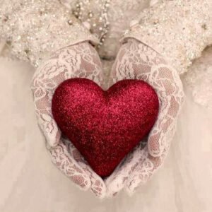 Hayat bu ya,
Yüreğimizi yoranlar,
Yordukları yüreğin hiç farkına
varmadılar…
Mefkûre Malhun Keskin